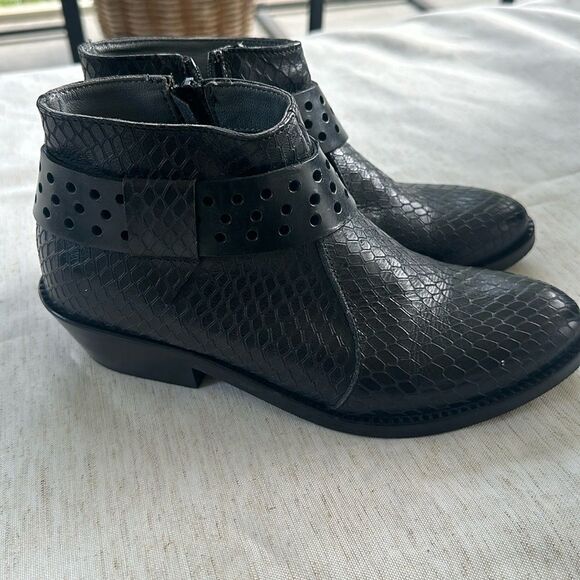LiliMill Black Snakeskin Ankle Boot 37=7 - Picture 1 of 7